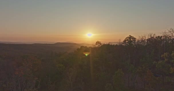 Vista Aérea Sol Manhã Brilha Através Floresta Outono Montanhas — Vídeo de Stock