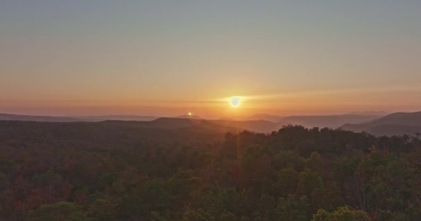 Vista Aérea Sol Manhã Brilha Através Floresta Outono Montanhas — Vídeo de Stock