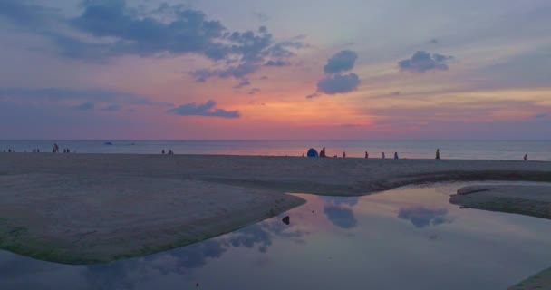 Αεροφωτογραφία Του Γλυκού Ηλιοβασιλέματος Ουρανό Αντανάκλαση Στο Νερό Karon Παραλία — Αρχείο Βίντεο
