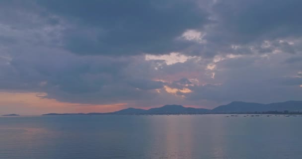 日落时分 在赤龙湾 普吉岛上空的雨云鸟瞰 — 图库视频影像