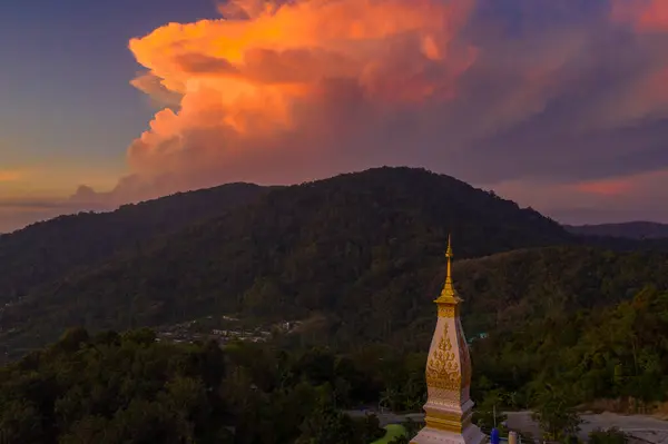帕东山最高峰Doi Thepnimit寺塔顶上方的鸟瞰景观日落 图库照片