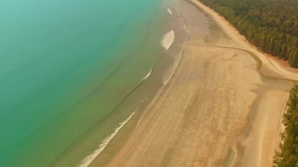 Вид Воздуха Гладкое Зеленое Море Заливе Буффало Острове Пхаям Ранонг — стоковое видео