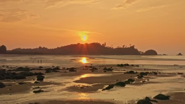 Αεροφωτογραφία Του Όμορφου Ηλιοβασιλέματος Στο Tin Tau Στο Νησί Phayam — Αρχείο Βίντεο