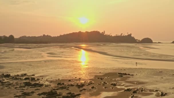 Вид Воздуха Закат Над Тин Тау Остров Фаям Ранонг Таиланд — стоковое видео