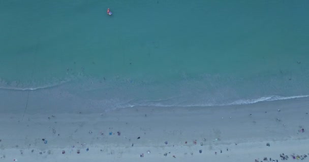 カタビーチプーケットでリラックスしている観光客の空中ビュー — ストック動画