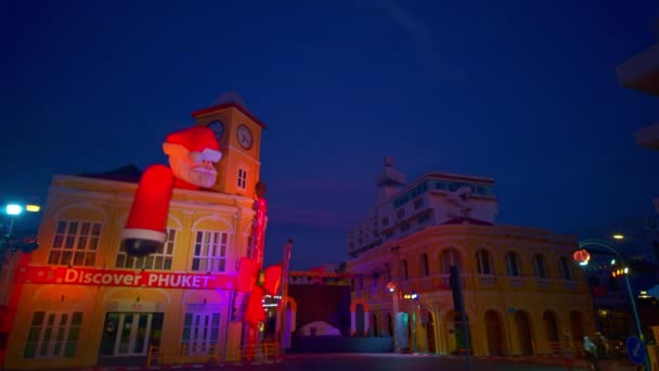 泰国普吉岛 12月31日2023 圣诞老人俯瞰古建筑 普吉特许广场日出时分的时差风景 — 图库视频影像