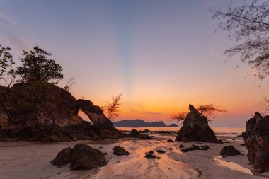 İnanılmaz. Akşam güneşi büyük kaya deliğinden parlıyordu ve çok güzel parlıyordu..