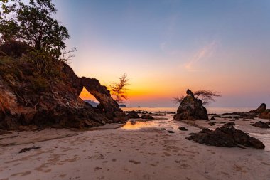 İnanılmaz. Akşam güneşi büyük kaya deliğinden parlıyordu ve çok güzel parlıyordu..