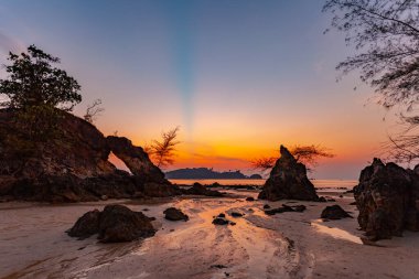 İnanılmaz. Akşam güneşi büyük kaya deliğinden parlıyordu ve çok güzel parlıyordu..