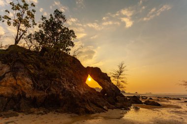 İnanılmaz. Akşam güneşi büyük kaya deliğinden parlıyordu ve çok güzel parlıyordu..