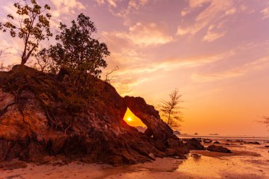 İnanılmaz. Akşam güneşi büyük kaya deliğinden parlıyordu ve çok güzel parlıyordu..