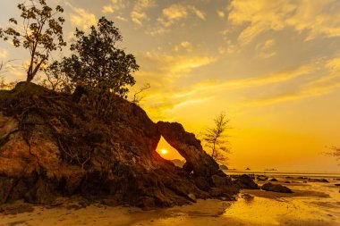 İnanılmaz. Akşam güneşi büyük kaya deliğinden parlıyordu ve çok güzel parlıyordu..
