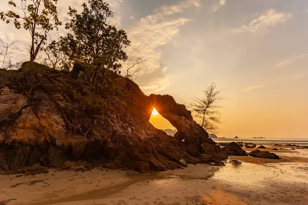 İnanılmaz. Akşam güneşi büyük kaya deliğinden parlıyordu ve çok güzel parlıyordu..