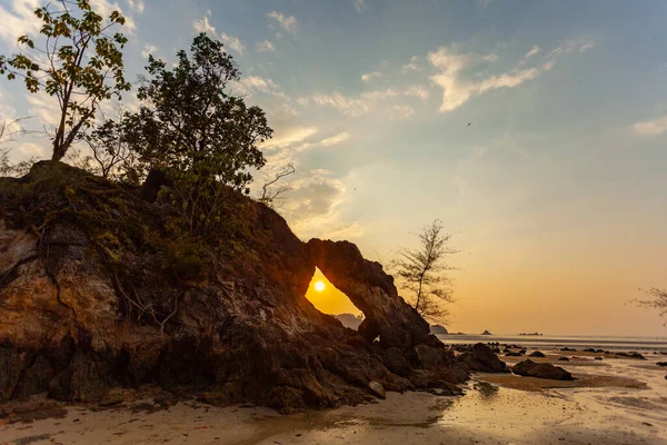 İnanılmaz. Akşam güneşi büyük kaya deliğinden parlıyordu ve çok güzel parlıyordu..