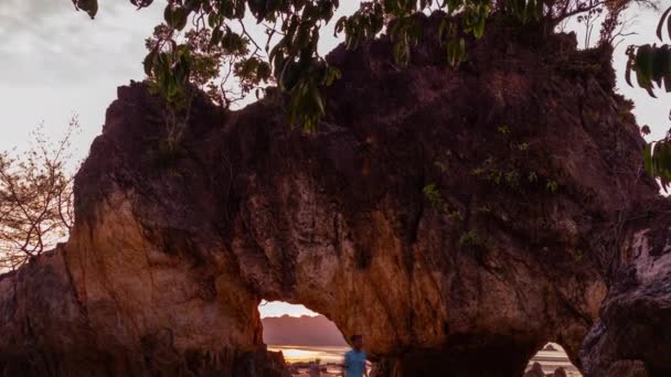 Закат Скале Острове Хин Талу Пхаям Над Необычной Скальной Волной — стоковое видео
