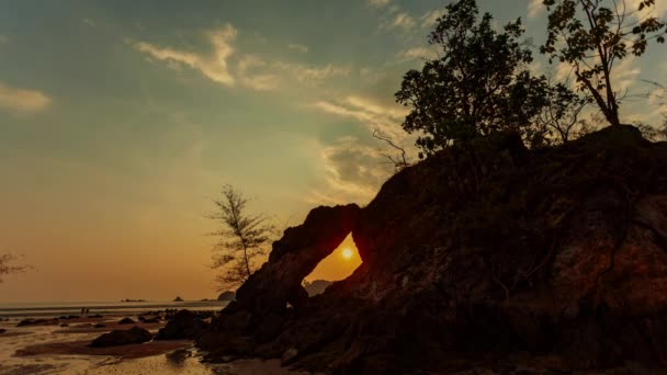 欣Thalu Phayam岛岩石洞中的落日 在不同寻常的岩石波上 像一个中空的拱门一样 侵蚀着洞室 — 图库视频影像