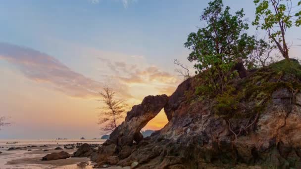 Ηλιοβασίλεμα Στην Τρύπα Του Βράχου Στο Νησί Hin Thalu Phayam — Αρχείο Βίντεο