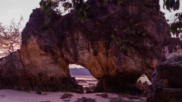 Ηλιοβασίλεμα Στην Τρύπα Του Βράχου Στο Νησί Hin Thalu Phayam — Αρχείο Βίντεο