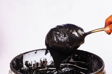 Kumaş tişörtler ve diğer malzemelerde baskı için mürekkep ya da boya.