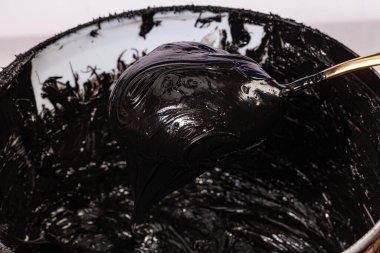 Kumaş tişörtler ve diğer malzemelerde baskı için mürekkep ya da boya.