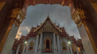 Wat Benchamabophit 'in Güzel Kapısı' na bakarken zaman atlaması. Sabahın erken saatlerinde, bulutlar Wat Benchamabophit üzerinde süzülür. Bangkok 'ta bir dönüm noktası