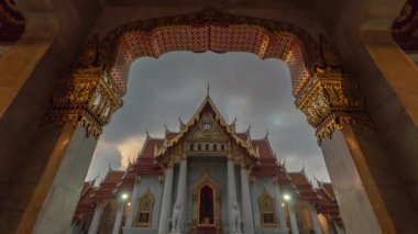 Wat Benchamabophit 'in Güzel Kapısı' na bakarken zaman atlaması. Sabahın erken saatlerinde, bulutlar Wat Benchamabophit üzerinde süzülür. Bangkok 'ta bir dönüm noktası
