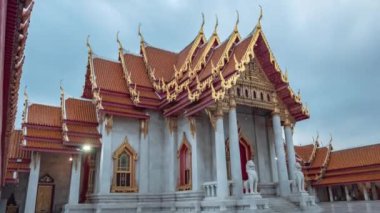 Wat Benchamabophit 'in Güzel Kapısı' na bakarken zaman atlaması. Sabahın erken saatlerinde, bulutlar Wat Benchamabophit üzerinde süzülür. Bangkok 'ta bir dönüm noktası