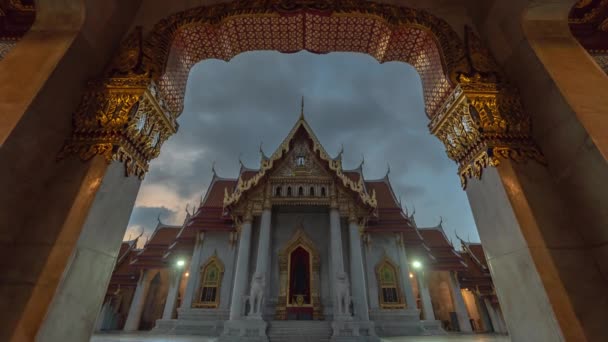 Wat Benchamabophit Güzel Kapısı Bakarken Zaman Atlaması Sabahın Erken Saatlerinde — Stok video