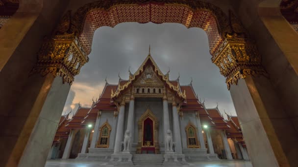 Wat Benchamabophit Güzel Kapısı Bakarken Zaman Atlaması Sabahın Erken Saatlerinde — Stok video