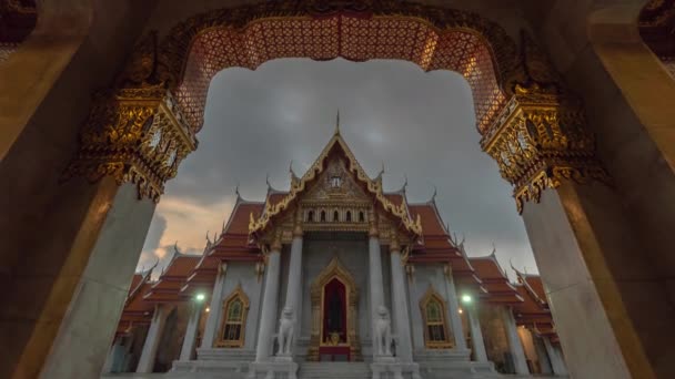 Időeltolódás Nézi Gyönyörű Kapu Wat Benchamabophit Kora Reggel Felhők Lebegnek — Stock videók