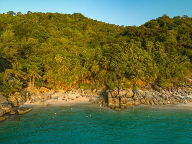 Freedom Beach 'in kumsalın sonundaki büyük kayalarla ayrılmış küçük bir plajı var.