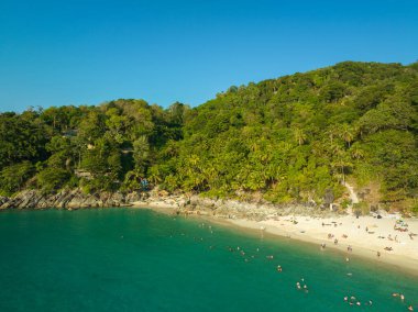 Özgürlük Sahili Patong Phuket 'te yeşil orman ve yeşil deniz manzarası..