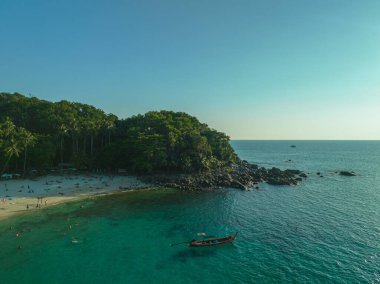 Özgürlük Sahili Patong Phuket 'te yeşil orman ve yeşil deniz manzarası..