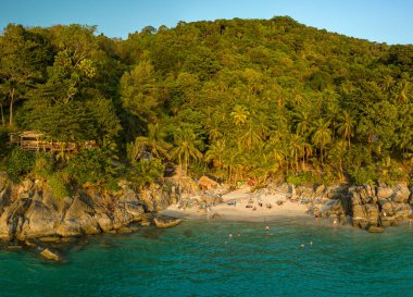 Freedom Beach 'in kumsalın sonundaki büyük kayalarla ayrılmış küçük bir plajı var.