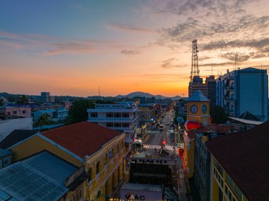 Phuket, Tayland-Aralık, 31 bin 2023: Phuket kasabasındaki antika binayı gündoğumunda görmek