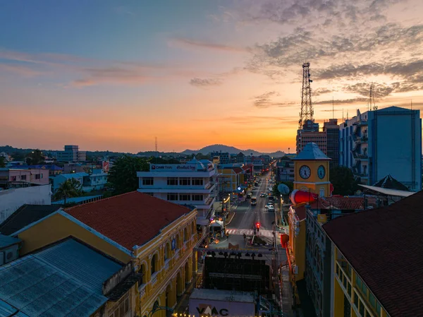 Phuket, Tayland-Aralık, 31 bin 2023: Phuket kasabasındaki antika binayı gündoğumunda görmek