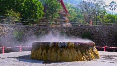 Ranong Mineral Kaplıcaları 'nın ana kaplıcası Ranong sıcak su kaynağı Tayland' ın Ranong eyaleti. Sıcak bahar havuzu ve ziyaretçilerin dinlenmek için havuza girmesi..