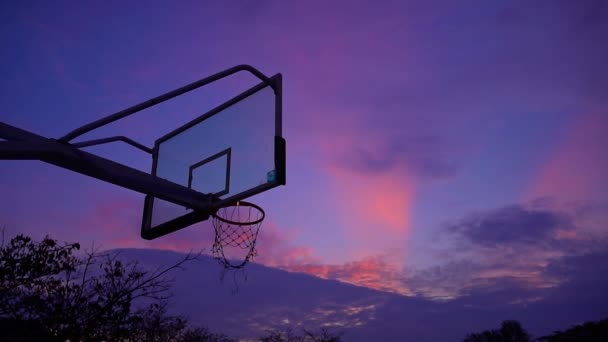 Sporcu Topu Basketbol Potasına Fırlatmaya Çalışıyor Günbatımı Arkaplanında Gün Batımı — Stok video