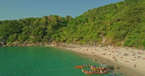 Özgürlük Plajında Turistlerin Hava Manzarası Dinleniyor Phuket — Stok video