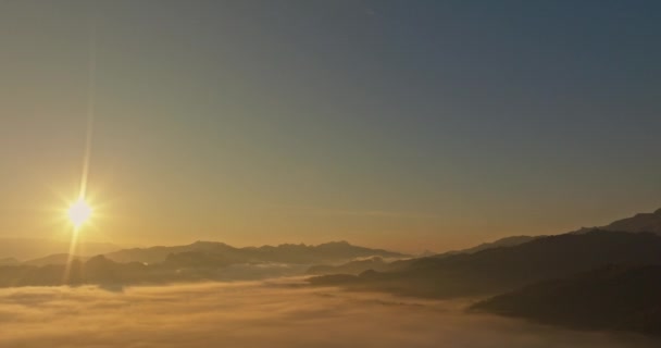 Flygfoto Morgonsolens Gyllene Ljus Ovanför Dimmans Hav Dalen Skapas Lugn — Stockvideo