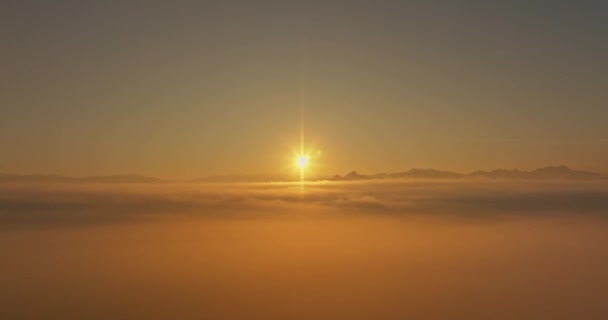 Widok Lotu Ptaka Złote Światło Porannego Słońca Nad Morzem Mgły — Wideo stockowe
