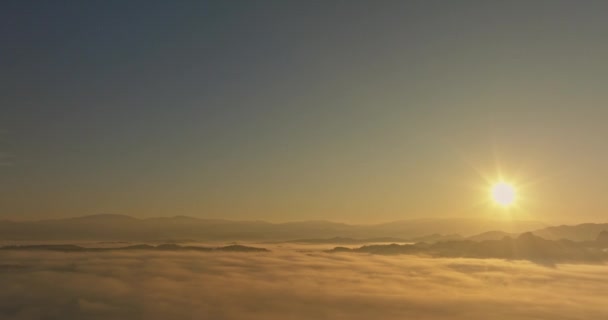 Vista Aérea Luz Dorada Del Sol Mañana Sobre Mar Niebla — Vídeos de Stock