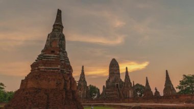 Ayutthaya Eyaleti Eski Tapınak Wat Chaiwatthanaram Tapınağı alacakaranlık zamanı (Ayutthaya Tarih Parkı) Tayland