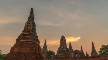 Ayutthaya Eyaleti Eski Tapınak Wat Chaiwatthanaram Tapınağı alacakaranlık zamanı (Ayutthaya Tarih Parkı) Tayland