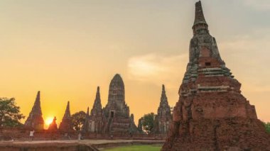 Ayutthaya Eyaleti Eski Tapınak Wat Chaiwatthanaram Tapınağı alacakaranlık zamanı (Ayutthaya Tarih Parkı) Tayland