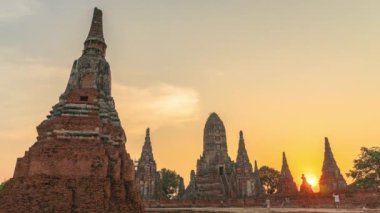 Ayutthaya Eyaleti Eski Tapınak Wat Chaiwatthanaram Tapınağı alacakaranlık zamanı (Ayutthaya Tarih Parkı) Tayland