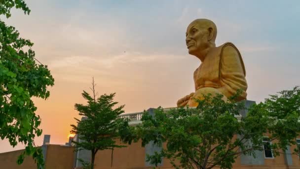 Timelapse Ανατολή Στο Μεγάλο Βουδιστές Μοναχοί Luang Phor Tuad Άγαλμα — Αρχείο Βίντεο