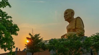 Budist keşişler Luang Phor Tuad Heykeli Buda Uttayarn Maharach Projesi Ayutthaya, Tayland