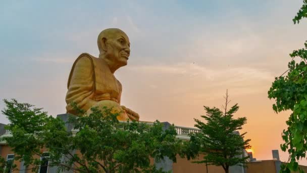 Timelapse Sunrise Big Buddhist Monks Luang Phor Tuad Statue Buddha — Vídeo de Stock