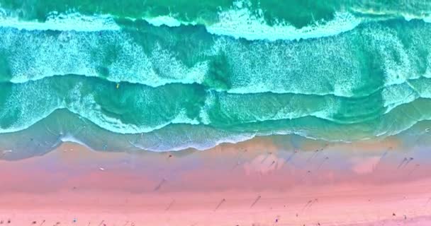 Hava Üst Görüntüsü Dalga Dalga Sahile Doğru Sürüklendi Sahildeki Deniz — Stok video